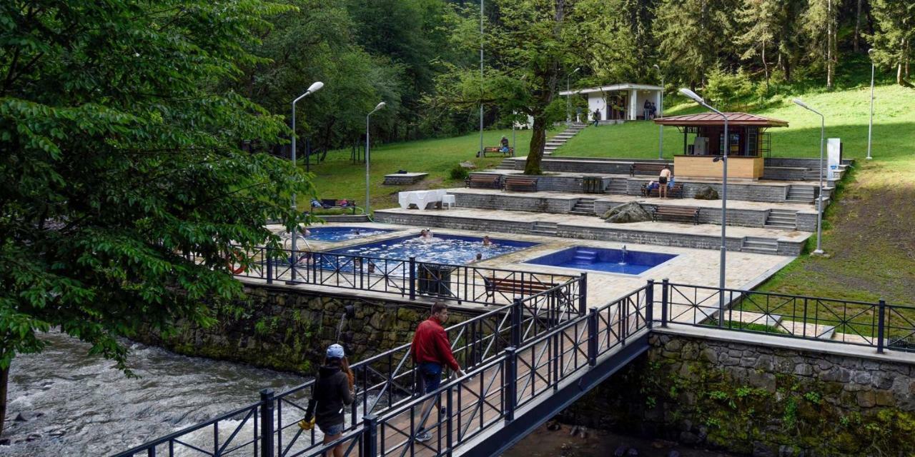Apart-otel Nino Bordzjomi Buitenkant foto